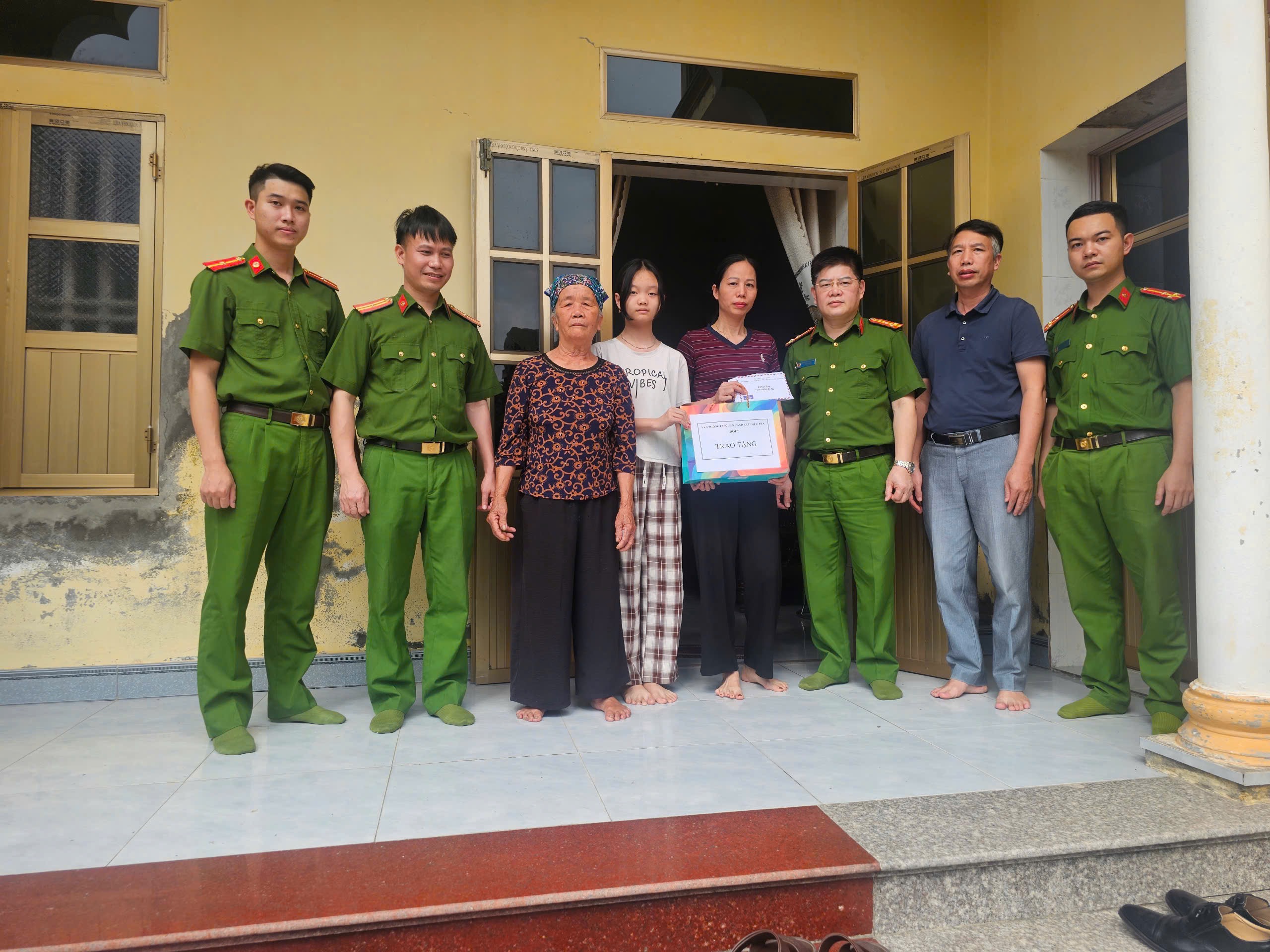 Công an xã Vĩnh Lại phối hợp Văn phòng Cơ quan Cảnh sát điều tra tổ chức chương trình thăm hỏi, tặng quà trẻ em có hoàn cảnh khó khăn